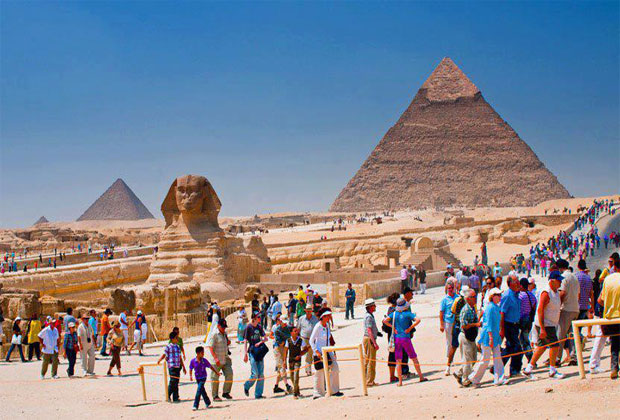 بالصور سياح في معالم مصر القديمة -عالم الصور